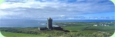 Das restaurierte Doonagore Castle bei Doolin (County Clare)