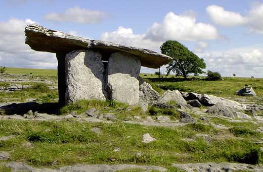 Einige unserer Connemara Fahrradtouren fhren an dem Poulnabrone Dolmen vorbei