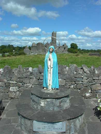 Solche Marienstatuen passieren Sie hufig auf Ihrer Fahrradtour durch Irland