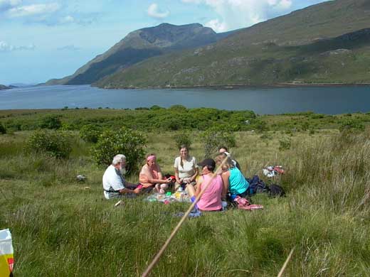 Verdientes Picknick am Fjord whrend Ihrer Radtour durch Connemara